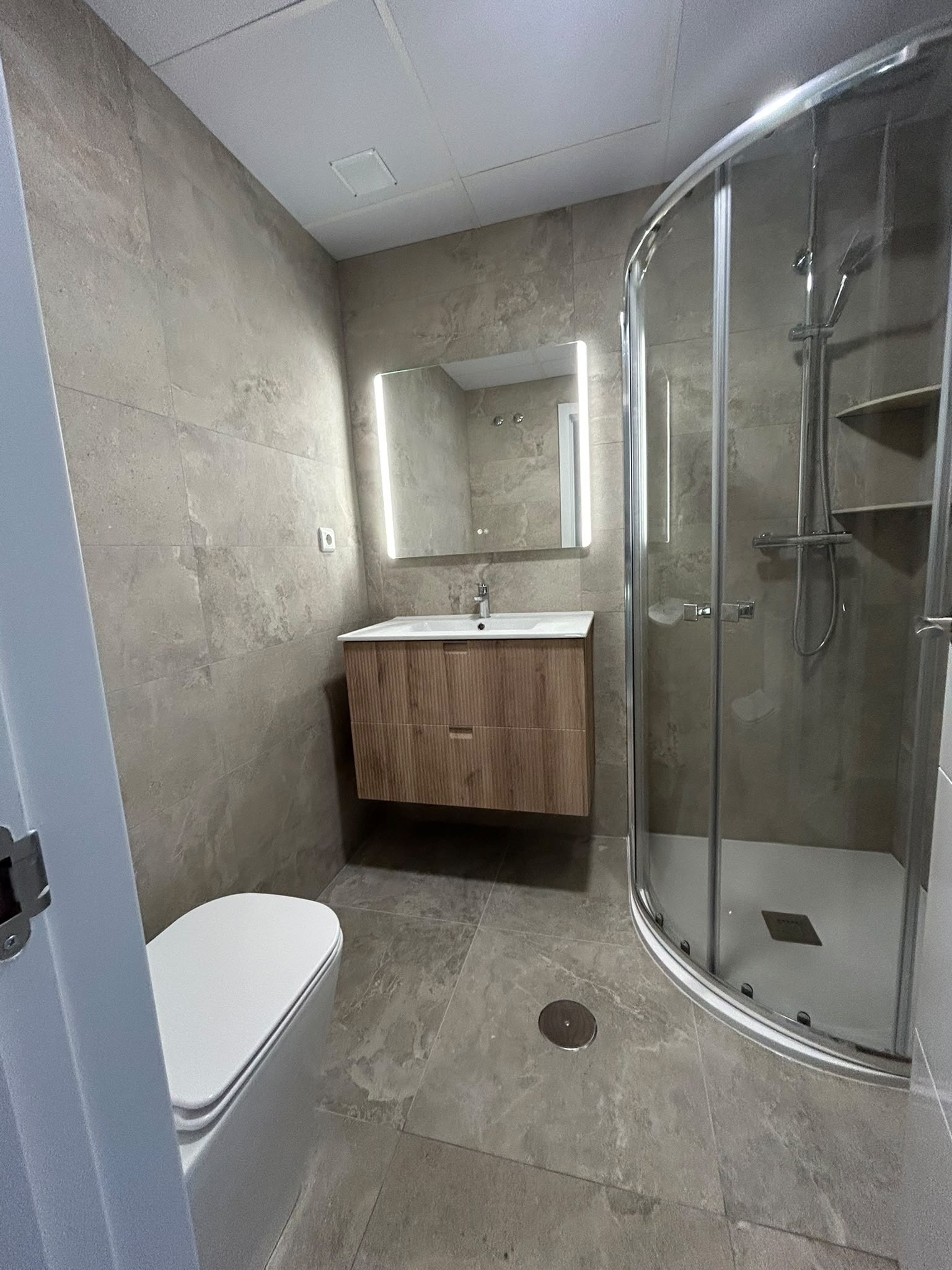 Bathroom tiling and wall finishing work